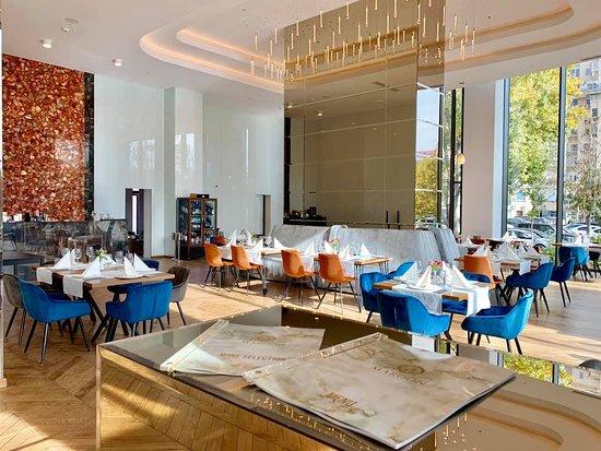 Maroon Restaurant Cafe